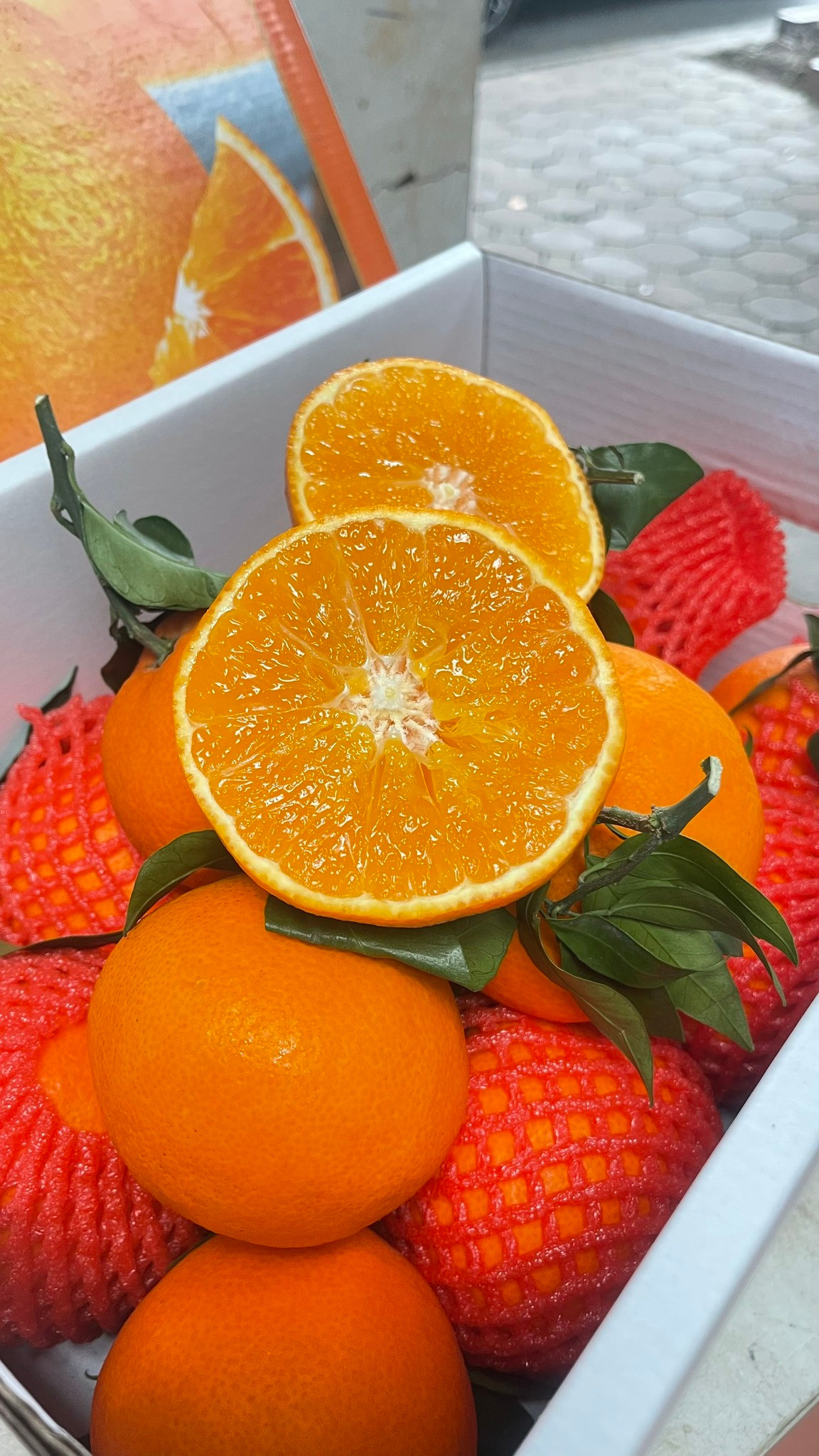 Cụ thể, một cửa hàng hoa quả ở Hà Nội rao bán quýt chum giống Nhật giá 69.000 đồng/thùng (3,5 -3,7kg). Tính ra, mỗi kg quýt chỉ khoảng 20.000 đồng. Ảnh: Facebook