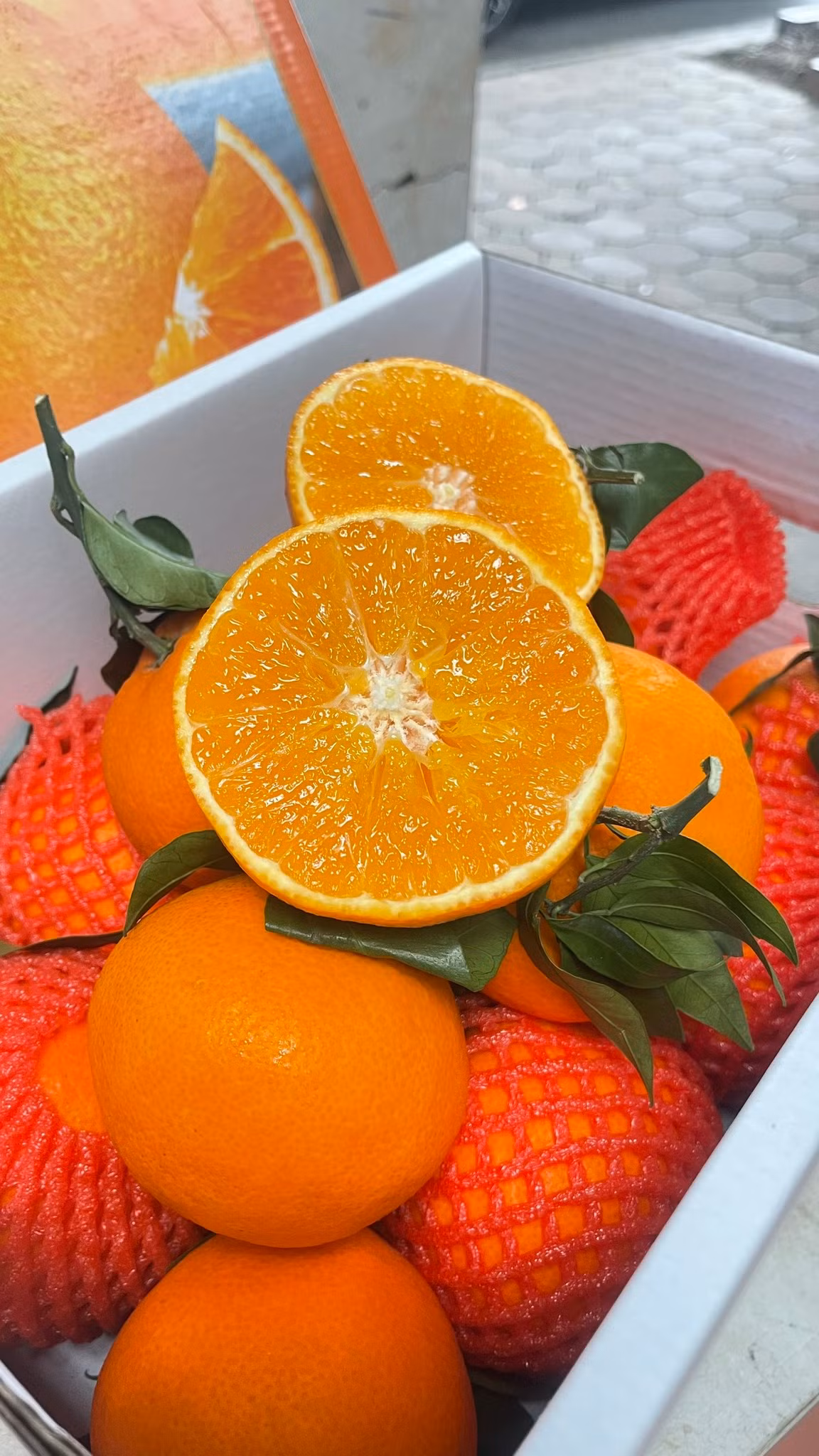 Cụ thể, một cửa hàng hoa quả ở Hà Nội rao bán quýt chum giống Nhật giá 69.000 đồng/thùng (3,5 -3,7kg). Tính ra, mỗi kg quýt chỉ khoảng 20.000 đồng. Ảnh: Facebook