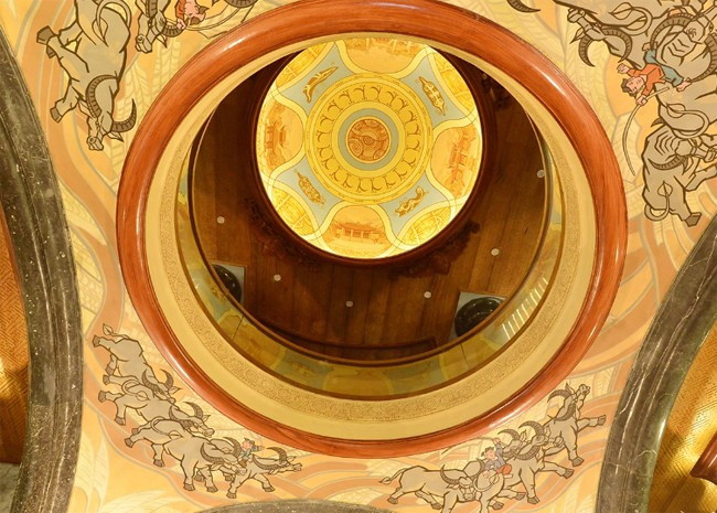 8 vòm có 8 vòng tròn, trên đó vẽ các họa tiết hoa văn về lịch sử Việt Nam, từ thời Đông Sơn đến thời Nguyễn. Ảnh: Người lao động