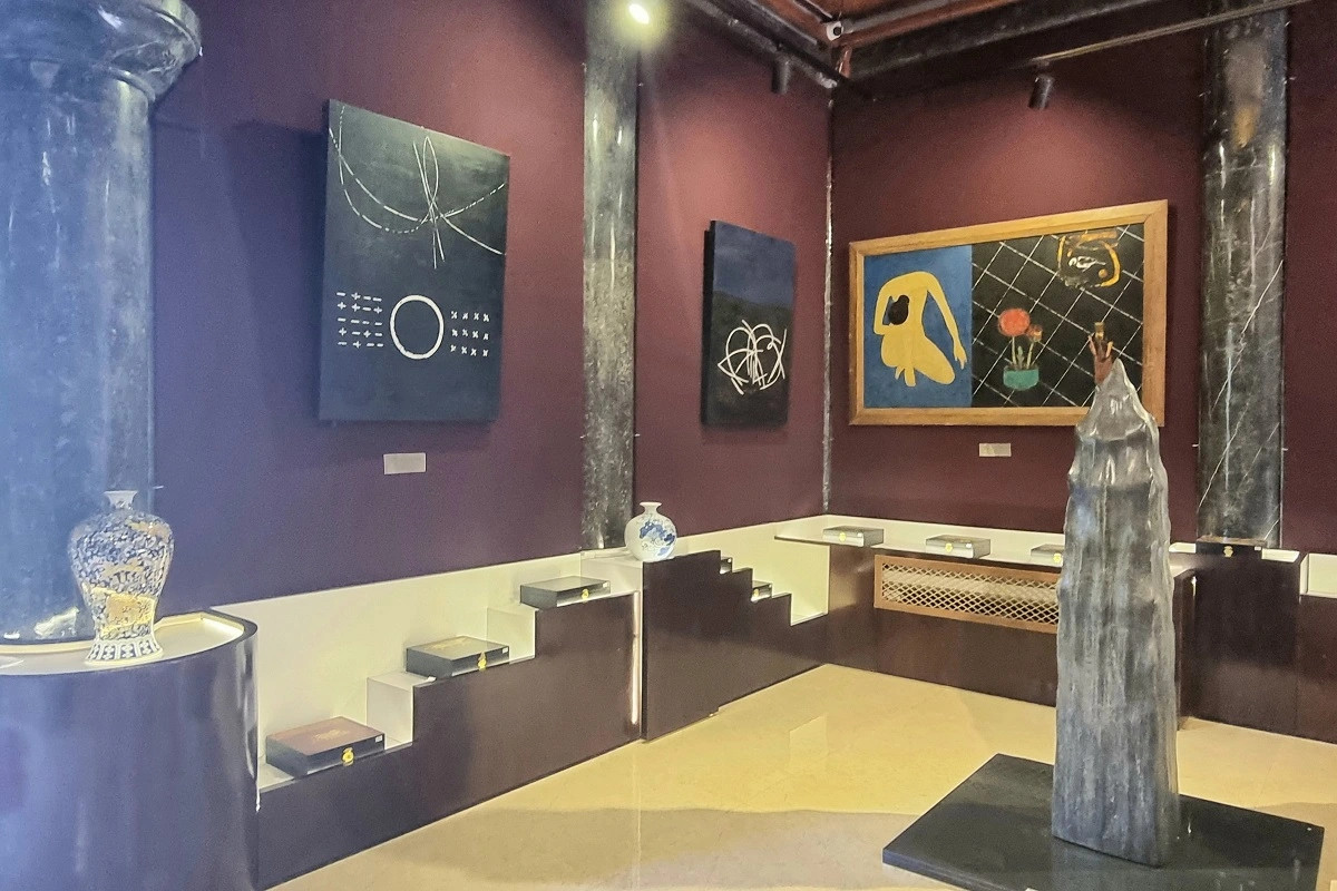 Các tầng trong nhà đều được trang trí, bố trí sắp xếp các khuôn hình, tranh ảnh bằng đá rất tinh xảo, đẹp mắt. Ảnh: Người lao động