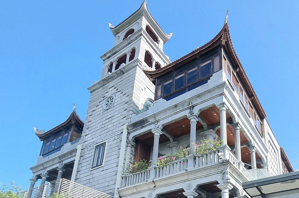 Tòa nhà mang nét cổ điển pha lẫn hiện đại, nhìn từ bên ngoài chủ yếu thấy màu xám bạc. Ảnh: Người lao động