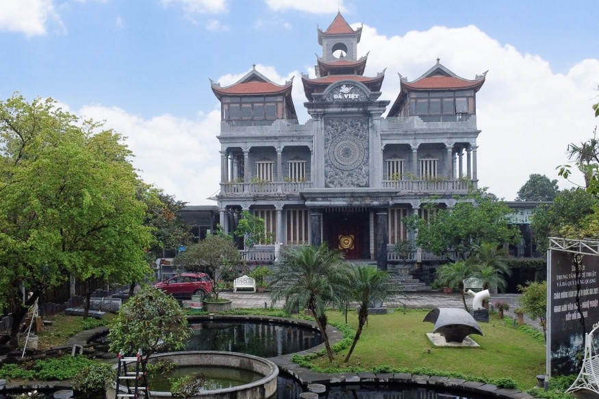 Tọa lạc trên vùng đát cố đô Hoa Lư (Ninh Bình), tòa lâu đài được xây chủ yếu bằng đá tự nhiên của nghệ nhân Lương Văn Quang (SN 1973) khiến ai ngang qua cũng phải trầm trồ và thán phục. Ảnh: Tiền phong