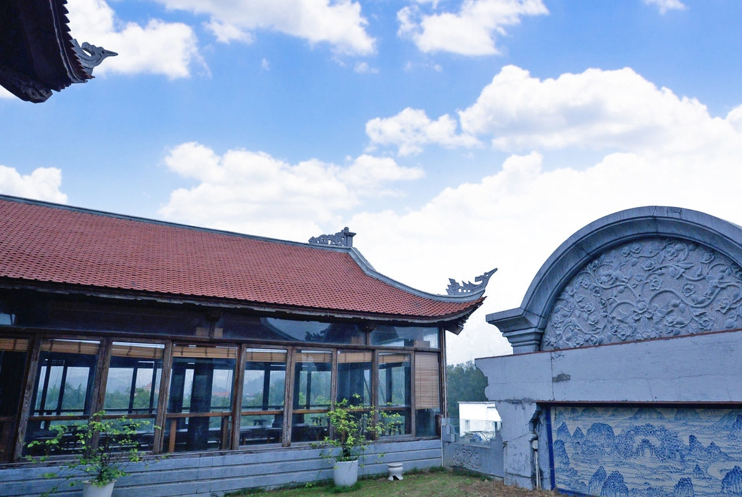 Gạch lát, mái ngói cong lại mang đậm nét văn hóa truyền thống của Việt Nam. Ảnh: Tiền phong