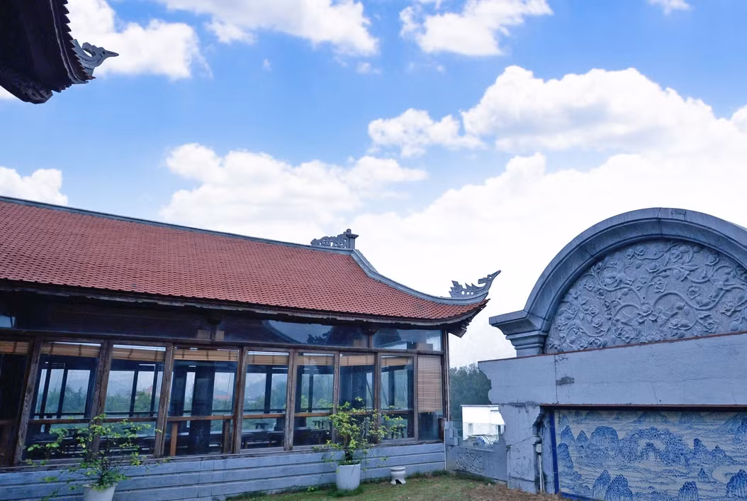 Gạch lát, mái ngói cong lại mang đậm nét văn hóa truyền thống của Việt Nam. Ảnh: Tiền phong