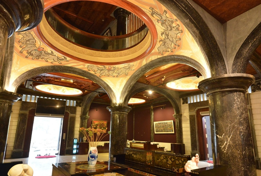 Tầng 1 và tầng 3 của lâu đài đá là không gian trưng bày các tác phẩm nghệ thuật của Việt Nam như tranh sơn mài, tượng đá, đàn đá... Ảnh: Tiền phong