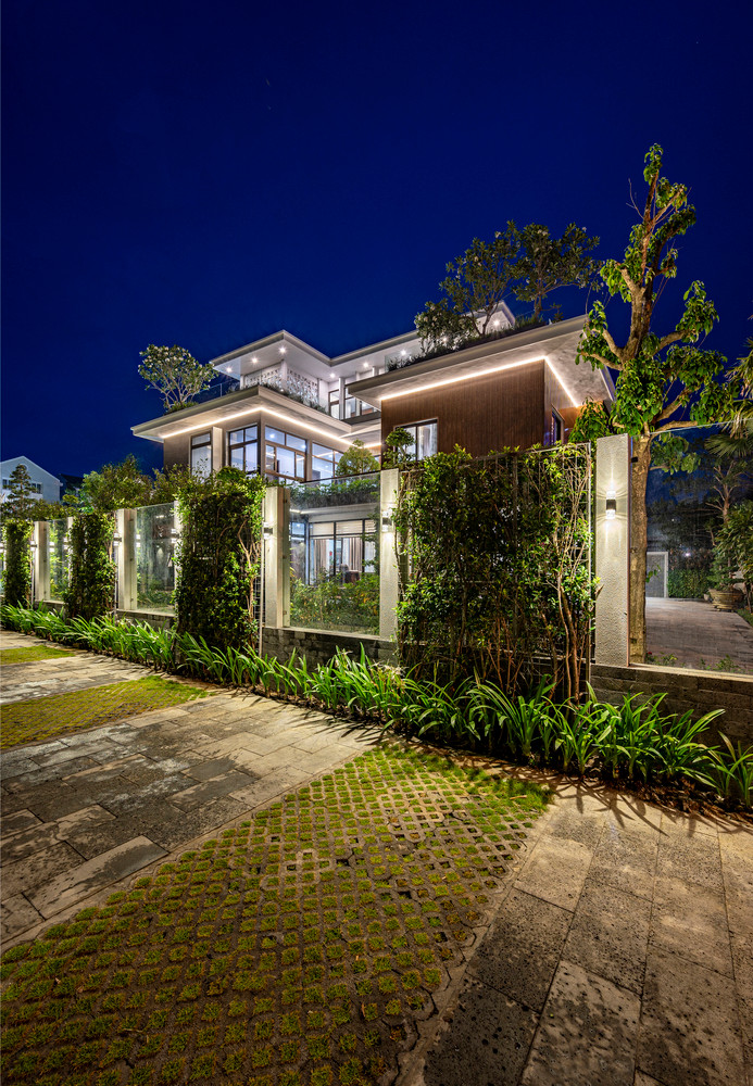 Với mật độ xây dựng thấp dưới 15%, nỗ lực ưu tiên không gian xanh, mặt nước, bề mặt hút nước mưa, mái xanh... làm giảm hiệu ứng đảo nhiệt đô thị.