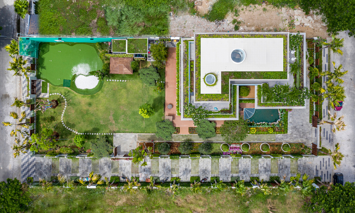 Khu vườn và ao sinh thái giúp hấp thụ nước mưa. Trong tương lai, gia chủ có thể sử dụng hệ thống lọc để tái sử dụng nước mưa thành nguồn nước uống tinh khiết.