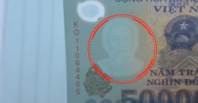 Hình bóng chìm chân dung Chủ tịch Hồ Chí Minh chỉ nhìn thấy khi soi tờ 500.000 trước nguồn sáng.