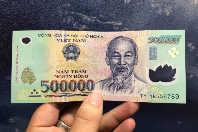 Tờ 500.000 VNĐ bằng chất liệu polymer được Ngân hàng Nhà nước Việt Nam phát hành vào ngày 17/12/2003.