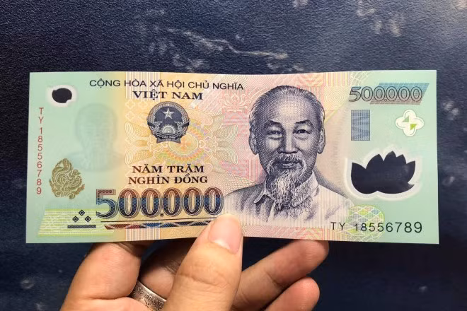 Tờ 500.000 VNĐ bằng chất liệu polymer được Ngân hàng Nhà nước Việt Nam phát hành vào ngày 17/12/2003.
