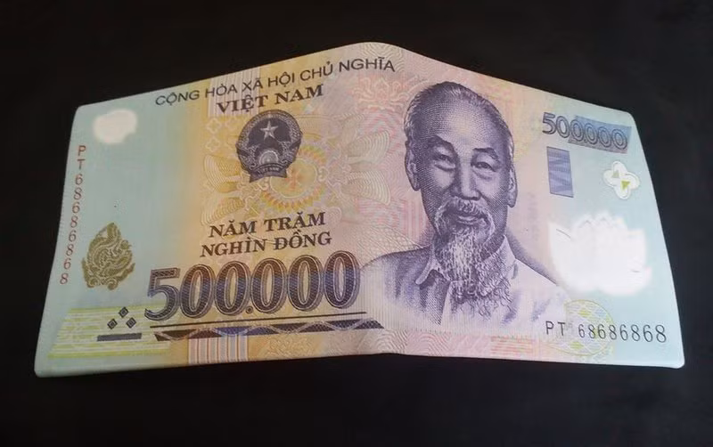 Hình cửa sổ là yếu tố đặc trưng của giấy bạc polymer, cửa sổ lớn hình bông hoa sen cách điệu nằm phía bên phải tờ giấy bạc có nền nhựa trong hai mặt, ở giữa có cụm số 500.000 đồng được dập nổi. Nguồn ảnh: Internet