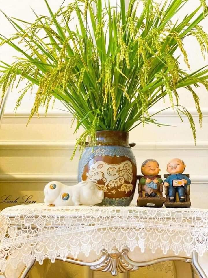 Những bó lúa lần đầu tiên xuất hiện trên thị trường được rao bán giá 100.000 đồng/bó. Ảnh: Facebook