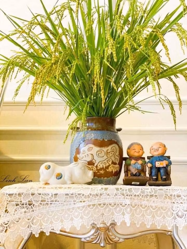 Những bó lúa lần đầu tiên xuất hiện trên thị trường được rao bán giá 100.000 đồng/bó. Ảnh: Facebook