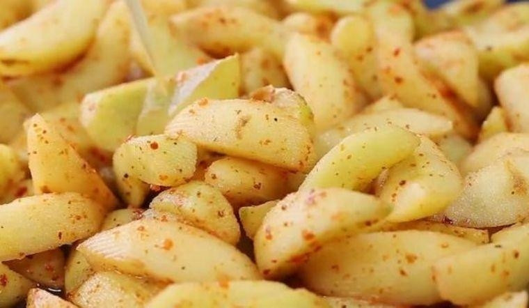 Táo mèo muối xổi cũng rất hút khách, giá khoảng 120.000 đồng/kg, mỗi hộp gia 30.000 - 50.000 đồng, tùy loại. Ảnh: Facebook