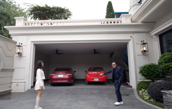 Gara rộng đủ chỗ cho 3 chiếc ô tô.