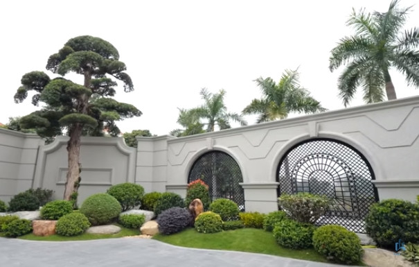 Đặc biệt, căn nhà được trang bị rất nhiều cảm biến, cảnh báo tối đa khi phát hiện người lạ đột nhập.