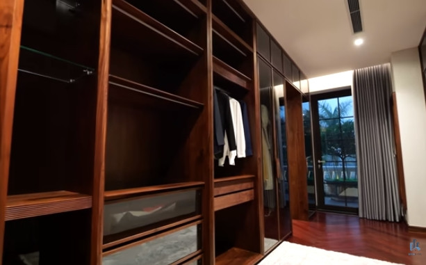 Trong phòng ngủ có phòng thay đồ rất rộng với tủ quần áo bằng gỗ óc chó.