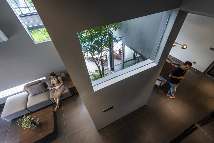 Không gian này đều có cửa kính cỡ lớn kết nối ra sân vườn và bể bơi của ngôi nhà.