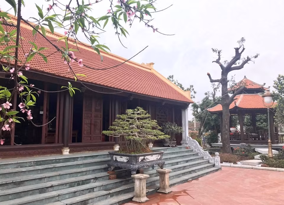 Theo anh Hải (đời thứ 4 của chủ nhân căn biệt thự), dù xung quanh khu vực nhiều gia đình đã tiến hành xây nhà tầng, biệt thự tiện nghi nhưng gia đình anh vẫn quyết tâm giữ lại ngôi nhà cổ cho các thế hệ sau. Ảnh: Dân trí