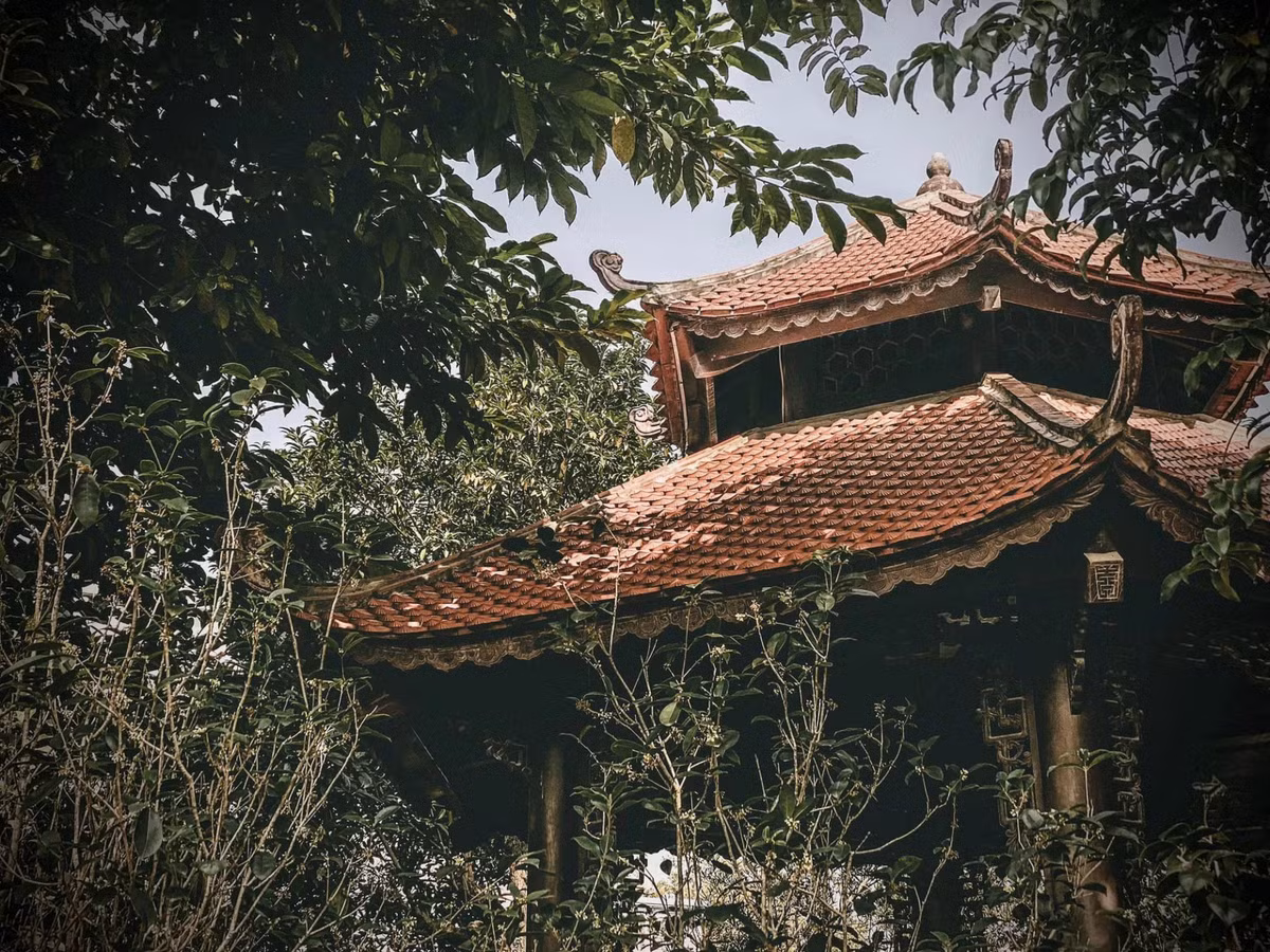 Mái ngói lợp, kết cấu 3 gian với cột gỗ, vì kèo mang đậm nét truyền thống của nhà cổ. Ảnh: Thethaovanhoa