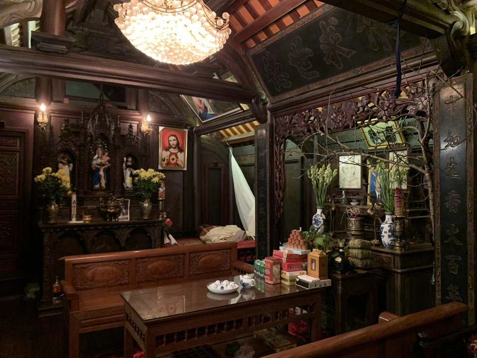 Ngôi nhà có kết cấu khung sườn gỗ. Các cột gỗ liên kết với nhau bằng mộng gỗ. Ảnh: Dân trí