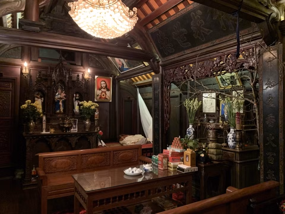 Ngôi nhà có kết cấu khung sườn gỗ. Các cột gỗ liên kết với nhau bằng mộng gỗ. Ảnh: Dân trí