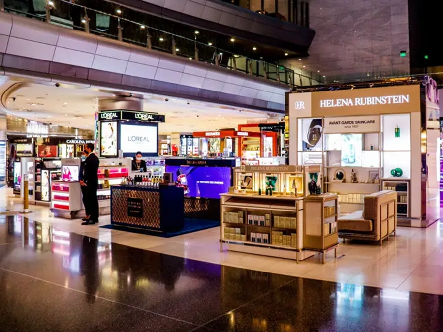 Một điểm thu hút lớn nữa là các cửa hàng miễn thuế ở bên sảnh. Hành khách có cảm giác như đang đi qua một trung tâm mua sắm chứ không phải sân bay. (Ảnh: BI)