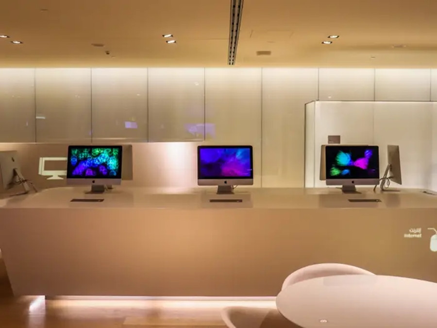 Máy tính Apple được đặt khắp nhà ga, cung cấp trình duyệt web miễn phí. (Ảnh: BI)