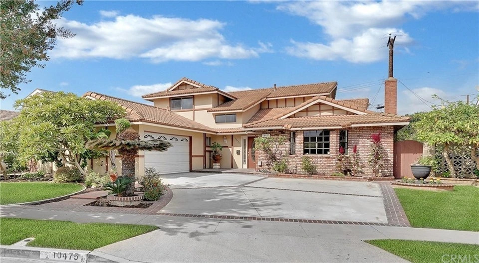 Biệt thự của danh hài Thúy Nga có khoảng sân vườn rộng rãi, nhiều cây cối và được thiết kế theo phong cách hiện đại, sang trọng.