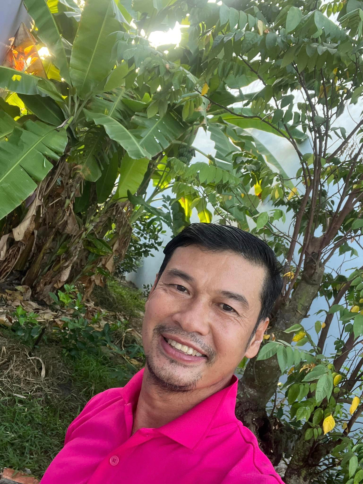 Nam ca sĩ tận dụng tối đa đất trong vườn để trồng cây ăn trái, hoa màu và cây cảnh.