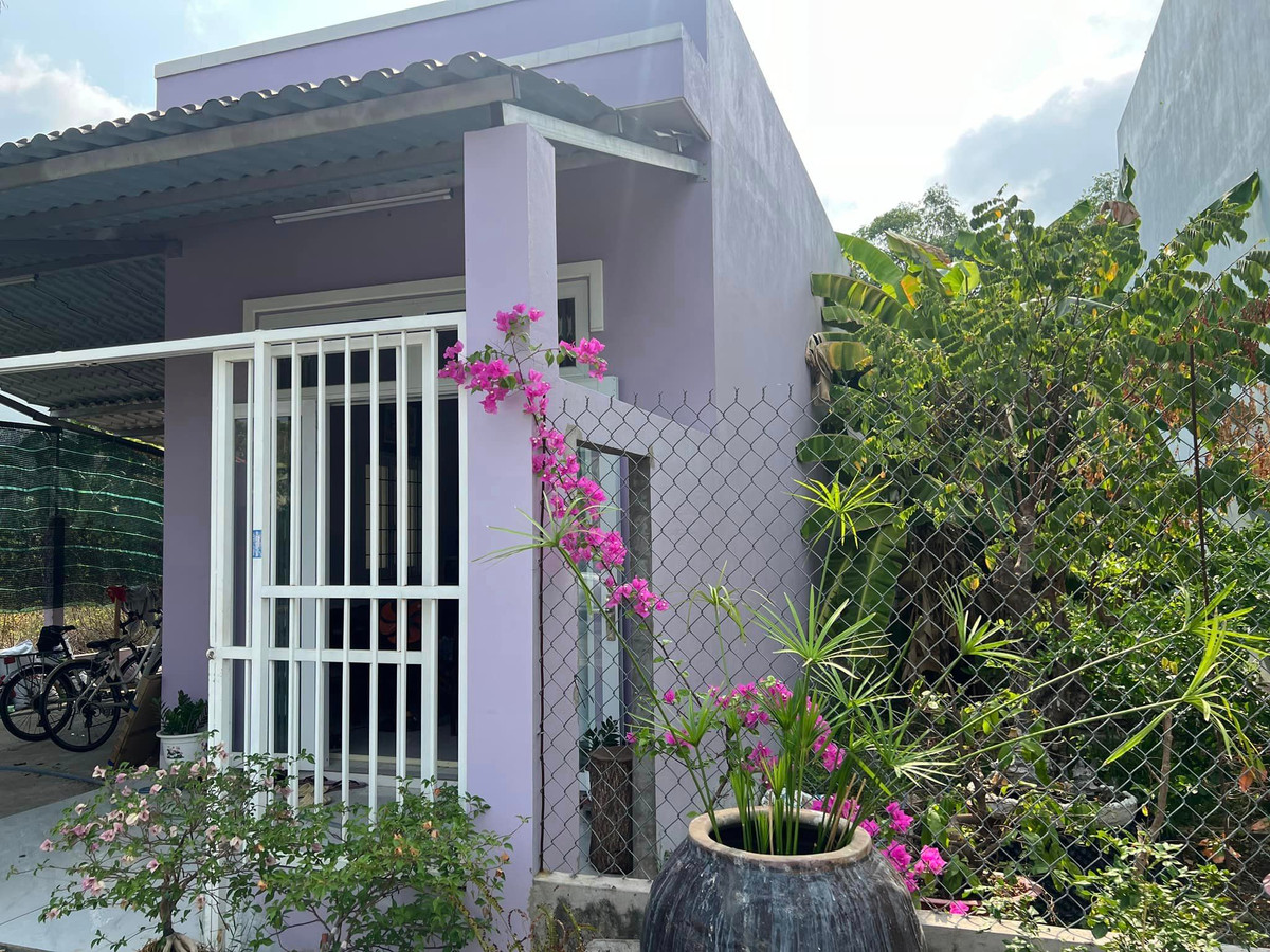 Ngôi nhà của Tiết Cương khá giản dị nhưng được chăm chút sạch sẽ. Bên ngoài, nam diễn viên trồng một cây hoa giấy rực rỡ sắc màu.