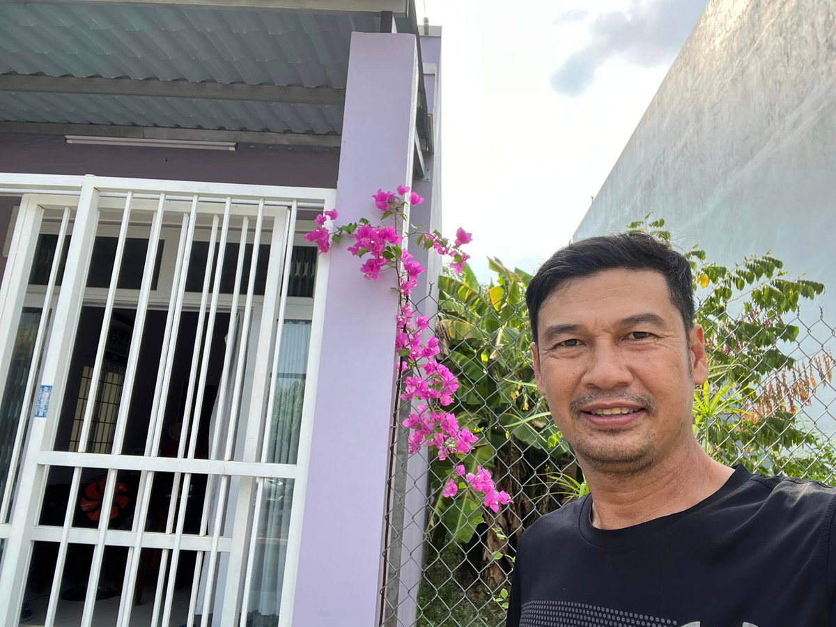 Vợ chồng Tiết Cương sở hữu căn nhà cấp 4 nhỏ màu tím tại Long An.