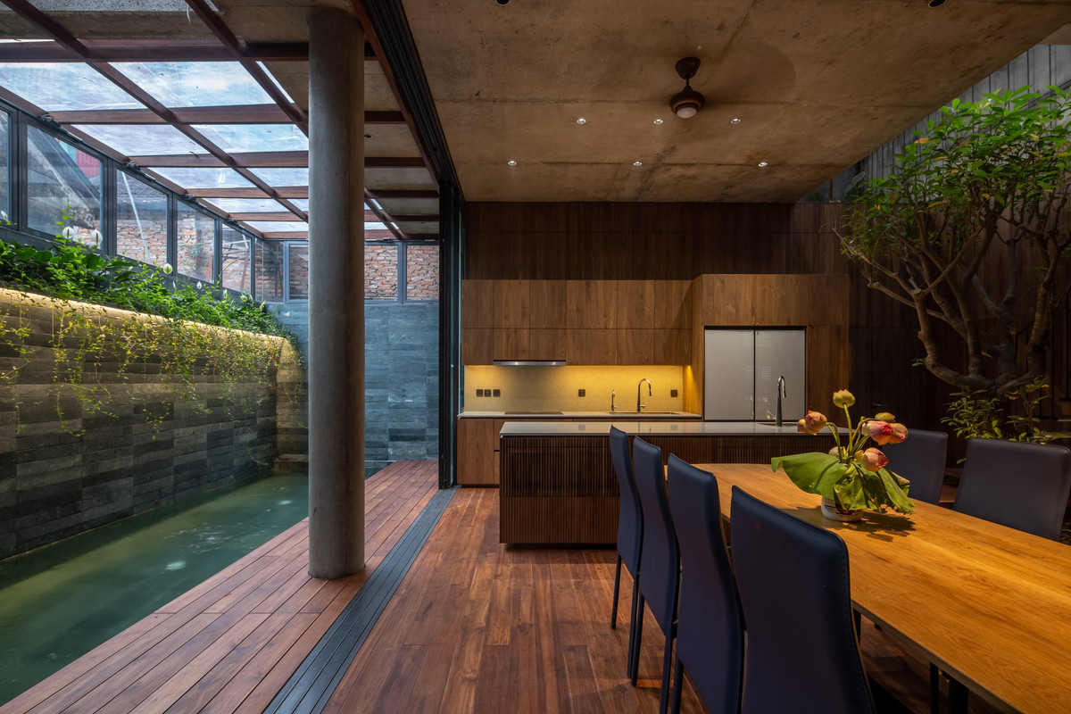 Khu bếp và bàn ăn lấy ánh sáng trực tiếp từ khu vườn trung tâm.