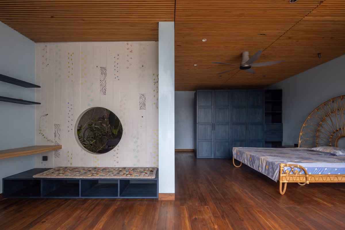 Tầng 2 gồm 1 phòng ngủ và không gian sinh hoạt chung lớn để cả gia đình quây quần.