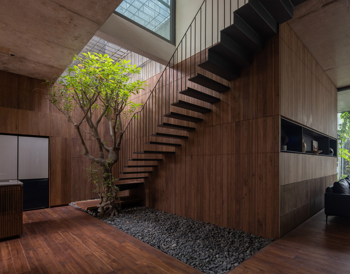 Tầng 1 được bố trí không gian sinh hoạt chung, gồm phòng khách, bếp, bể bơi và phòng ngủ ông bà.