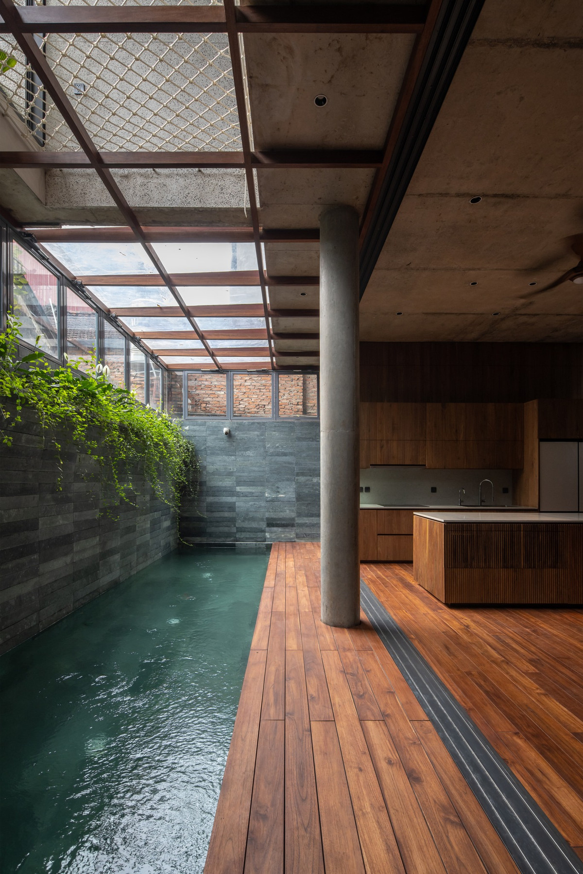 Bể bơi được bố trí dọc theo không gian phòng bếp - ăn.