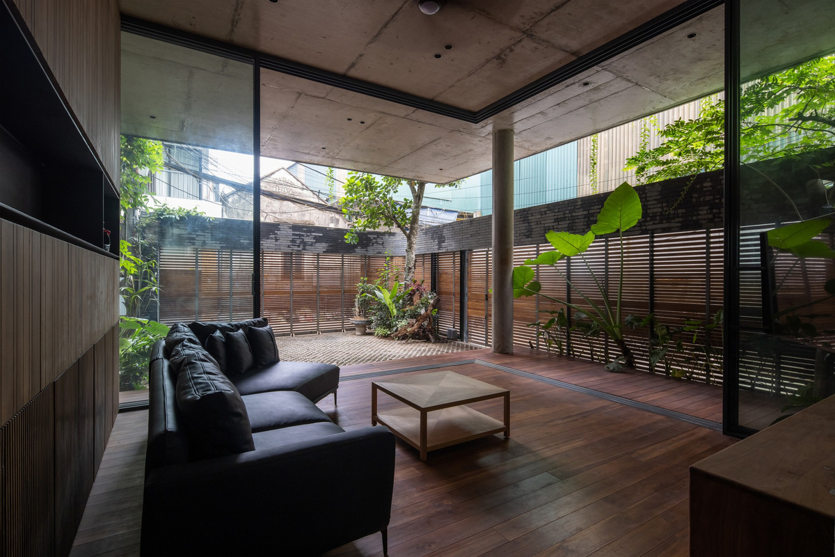 Để mang đến cảm giác thân quen với cuộc sống trước đây của gia chủ, công trình sử dụng vật liệu thô mộc làm chủ đạo như đá xanh, đá ong xám, đá rửa, gỗ, cây cối...