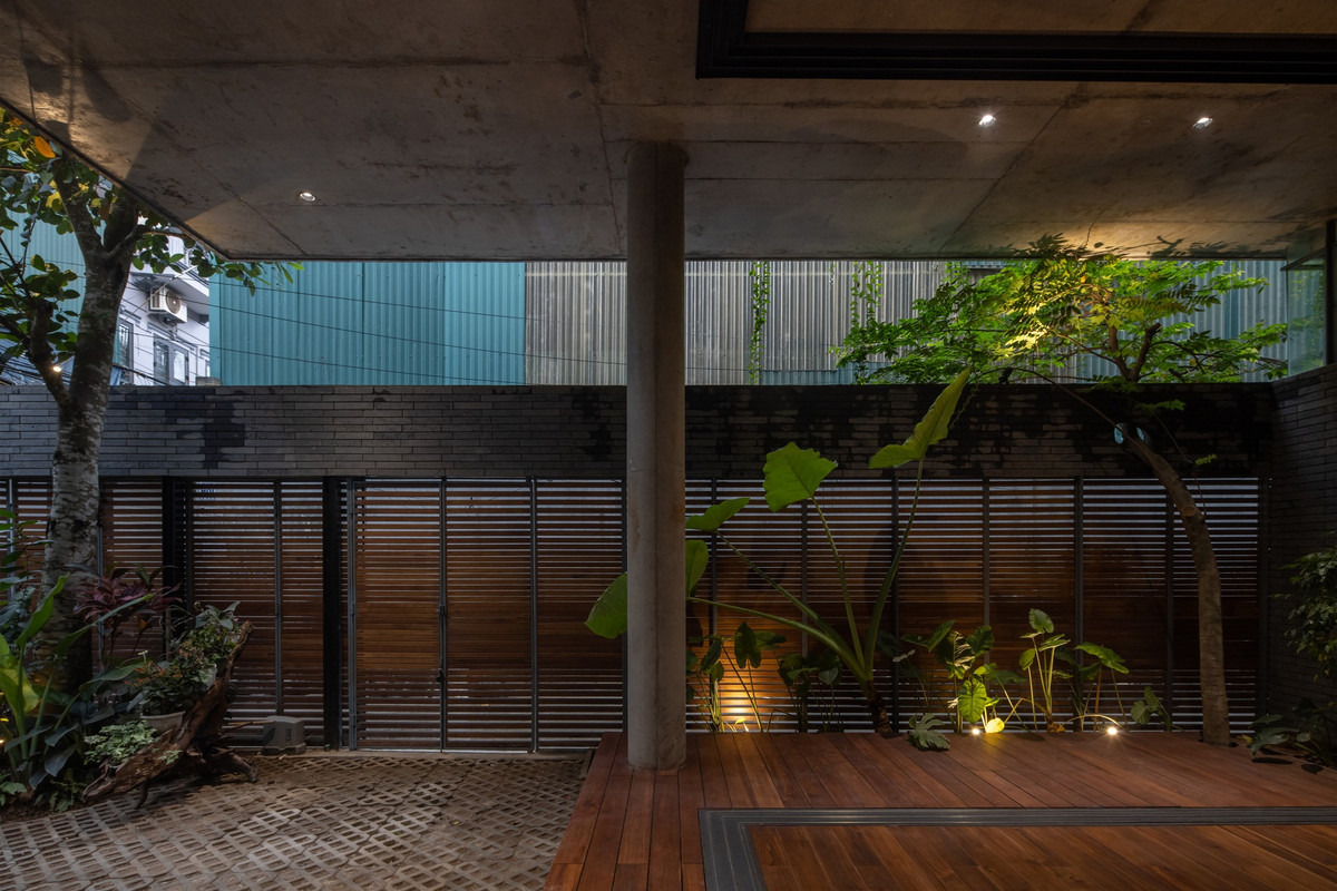 Mong muốn của gia chủ là sở hữu một không gian mở, tràn ngập ánh sang và cây xanh. Các không gian riêng tư được giới hạn ở mức tối thiểu, còn lại là không gian chung và vui chơi dành cho trẻ nhỏ.