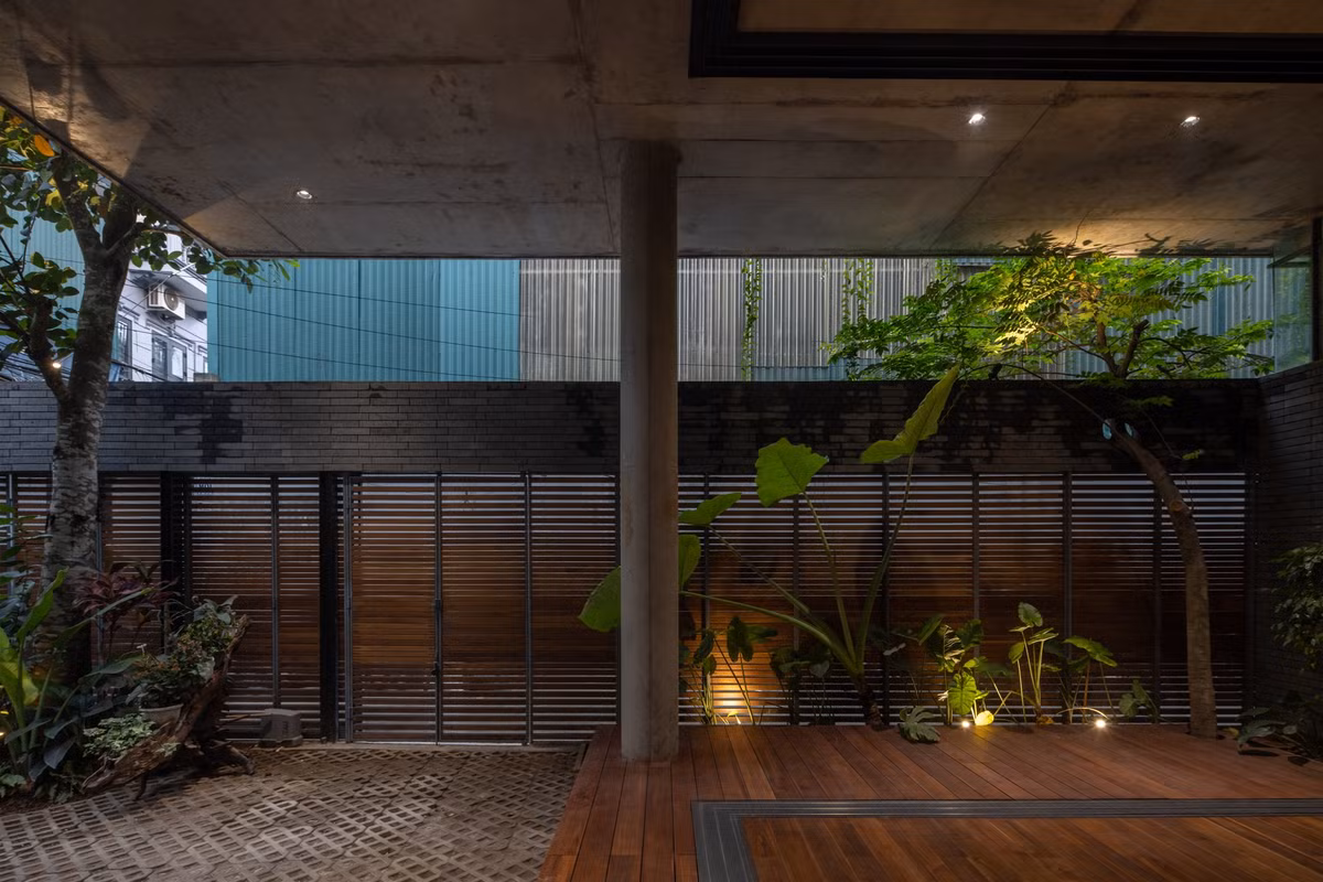 Mong muốn của gia chủ là sở hữu một không gian mở, tràn ngập ánh sang và cây xanh. Các không gian riêng tư được giới hạn ở mức tối thiểu, còn lại là không gian chung và vui chơi dành cho trẻ nhỏ.