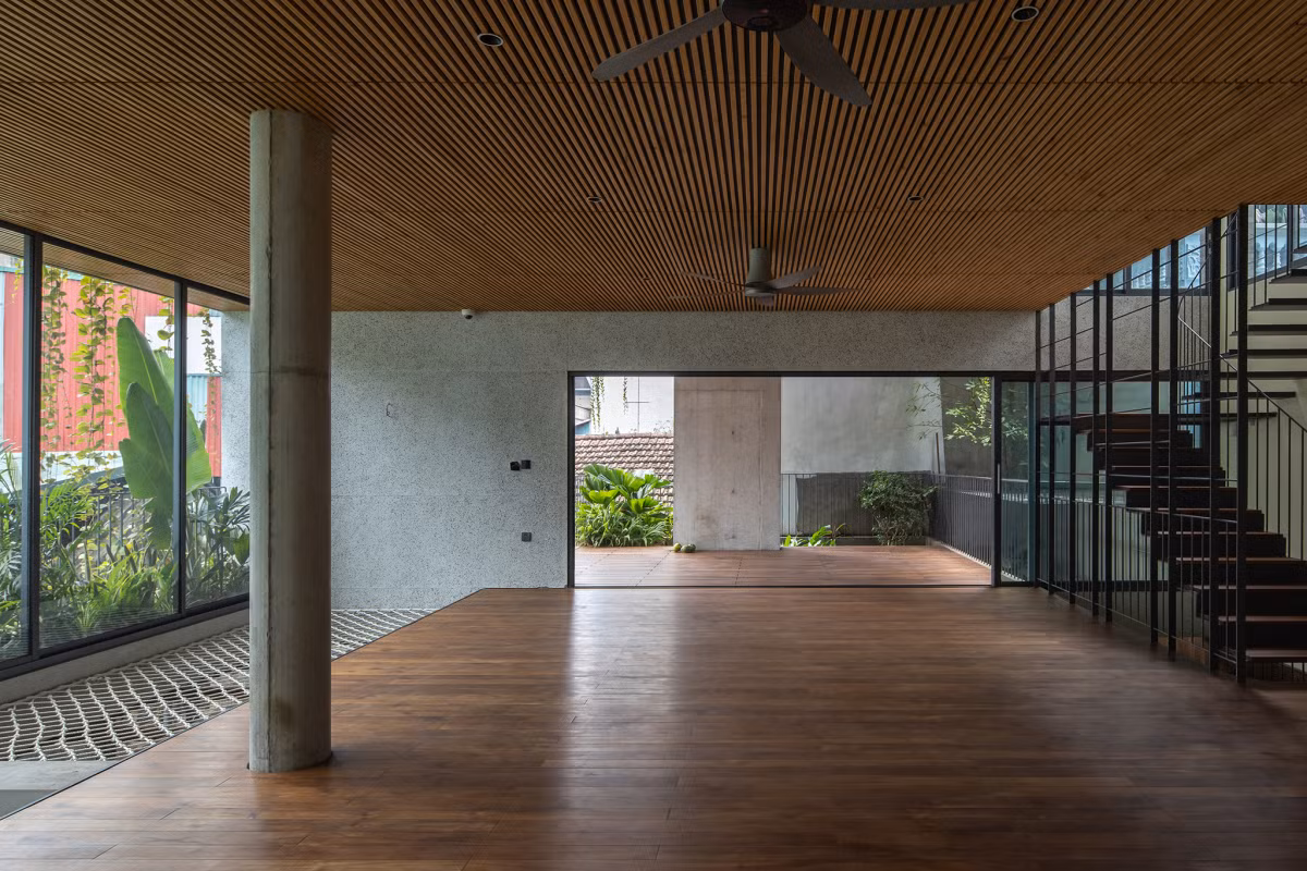 Tầng 3 gồm 1 phòng ngủ, 1 khối nhà gỗ phòng đọc cho các bạn nhỏ, phòng thờ, và sân vườn.