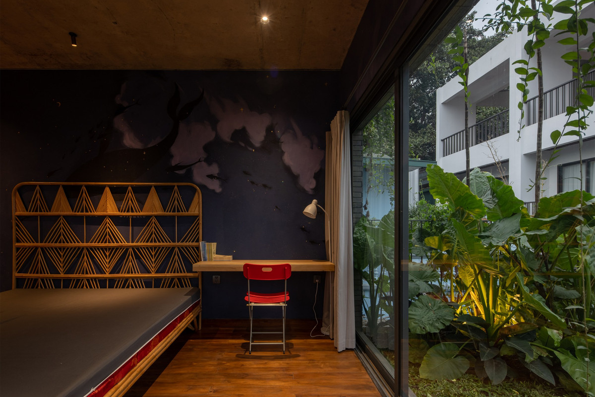 Tầng 4 là sân vườn lớn cho sinh hoạt BBQ, vườn rau của bà.