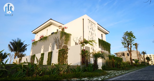 Xung quanh nhà có các khu "vườn ngũ hành": Kim – Mộc – Thủy – Hỏa – Thổ. Ảnh: chụp màn hình NhaF