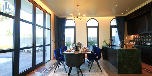 Phòng khách, phòng ăn sinh hoạt chung có tầm nhìn bao trọn view biển. Ảnh: chụp màn hình NhaF