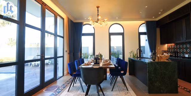 Phòng khách, phòng ăn sinh hoạt chung có tầm nhìn bao trọn view biển. Ảnh: chụp màn hình NhaF