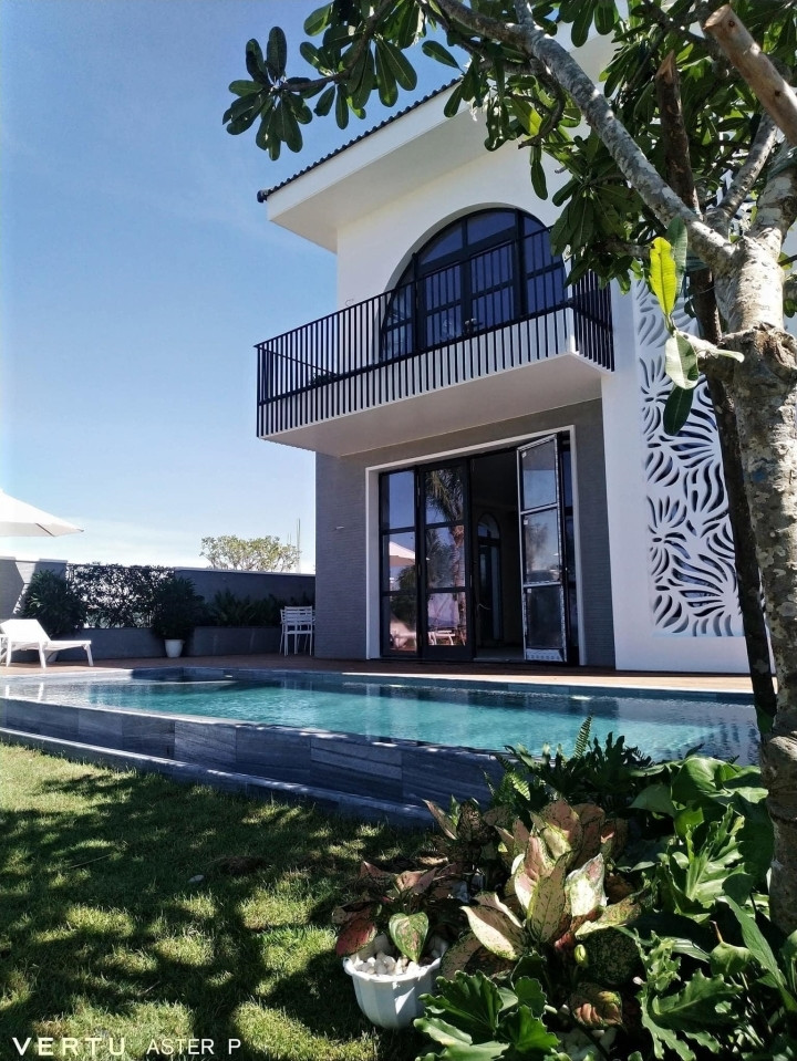 Trong khuôn viên biệt thự của Tuấn Hưng có hồ bơi rộng 27 mm2, nước được xử lí an toàn qua hệ thống điện phân muối. Ảnh: FB Tuan Hưng