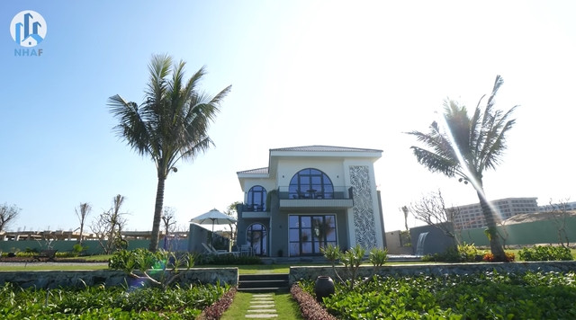 Từ mặt sau căn nhà, dễ dàng thấy được phong cách thiết kế kết hợp giữa kiến trúc cổ điển và hiện đại. Ảnh: chụp màn hình NhaF