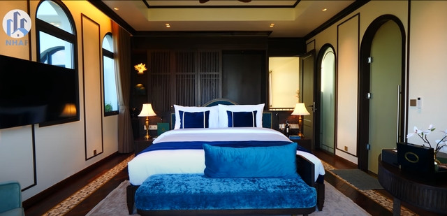 Không gian kiến trúc Ý kết hợp phong cách Hội An cổ mang đến vẻ đẹp đặc trưng của thành phố trong chính căn nhà của mình. Ảnh: chụp màn hình NhaF