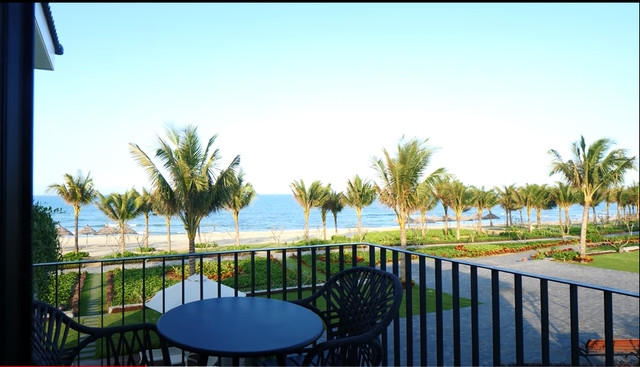 Từ ban công tầng 2 có thể ngắm được toàn bộ màu xanh rờn của thảm cỏ và cây cối, trải dài là bãi cát trắng cùng ánh nắng vàng rộm. Ảnh: chụp màn hình NhaF