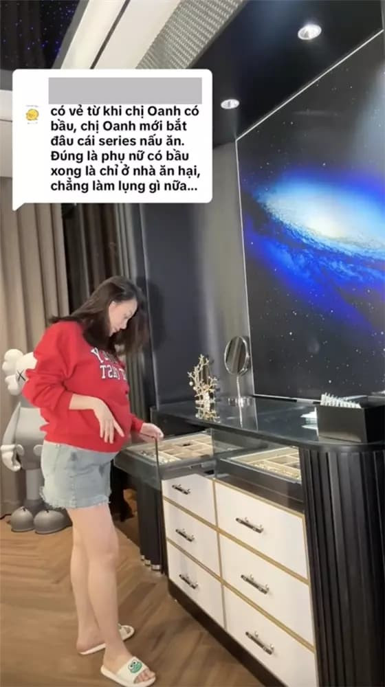 Đáng chú ý, bàn trang điểm và tủ phụ kiện, túi xách của Phương Oanh trải dài từ đầu này đến đầu kia trên các kệ tủ trong gian căn phòng.