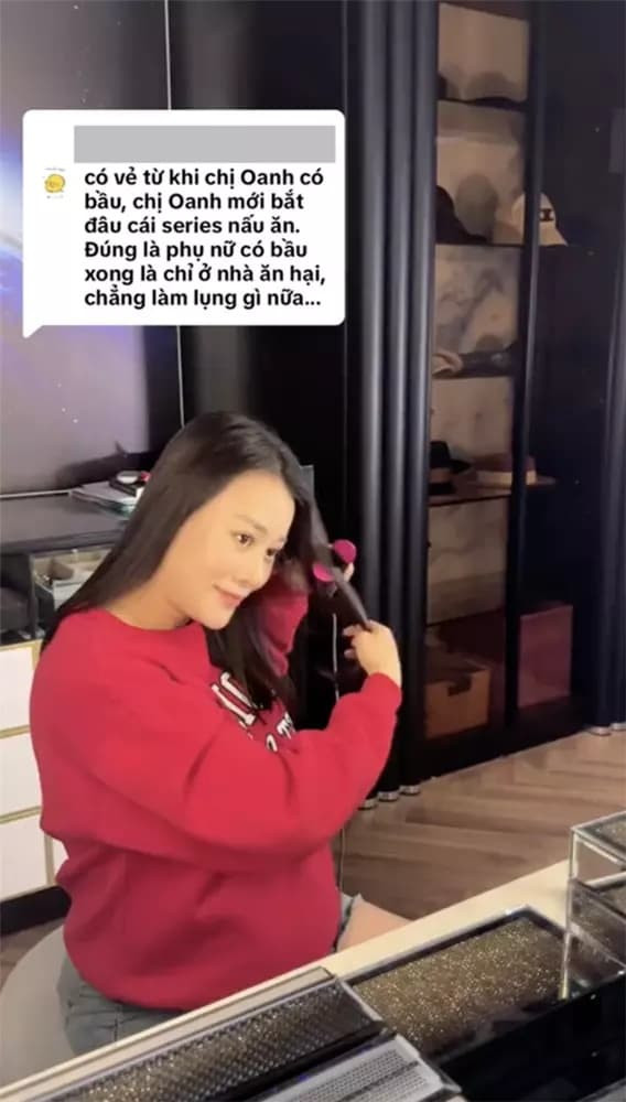 Mới đây nhất là hình ảnh bên trong phòng ngủ của vợ chồng Shark Bình - Phương Oanh. Dễ dàng nhận thấy, căn phòng mang phong cách hiện đại với gam màu xám đen và nâu hút mắt. Tone màu này phù hợp với những hình ảnh về tổng thể căn nhà.